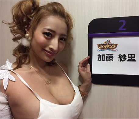 多分乳輪見えてます 加藤紗里の手ブラ写真に指摘の声 2020年6月23日 エキサイトニュース