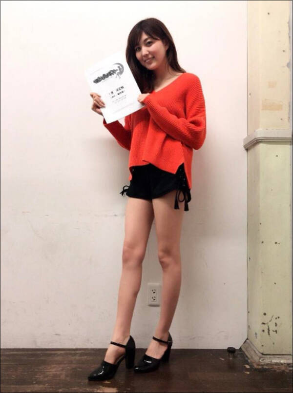 とんでもない美脚 モデル 岩崎名美のミニスカ姿に熱視線 17年2月22日 エキサイトニュース