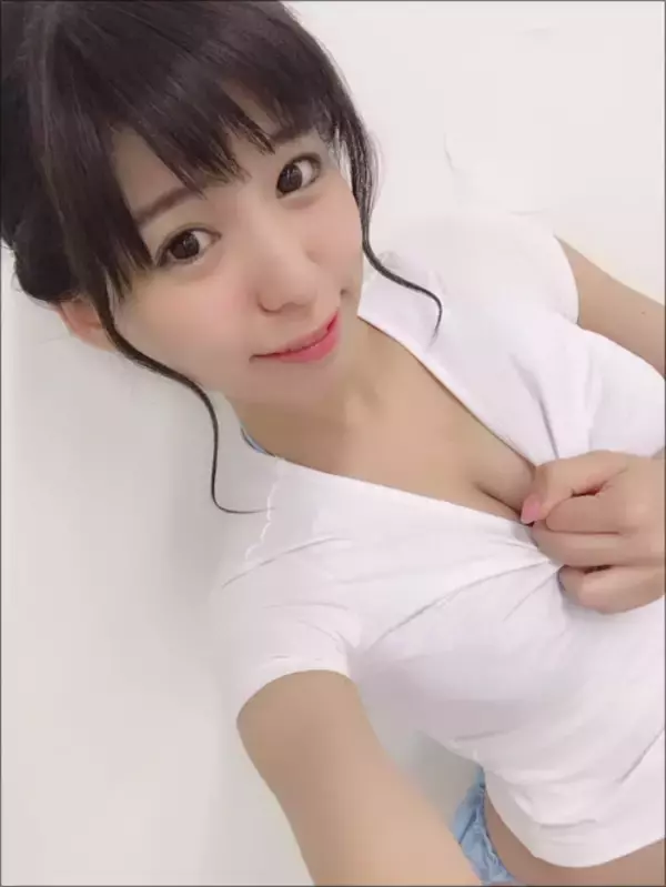 「A→Eの育乳バスト！　新人グラドル・石川麻衣、キッズTシャツで胸元チラリ」の画像