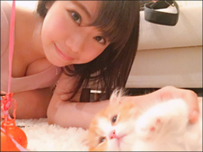 鈴木ふみ奈、爆乳が気になる私服ショット！　子猫と戯れながらボリューム満点の谷間公開