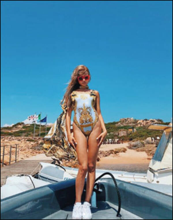 ローラ ド派手な水着で驚異の美脚 ファンから バラエティ復帰 望む声も 18年8月10日 エキサイトニュース