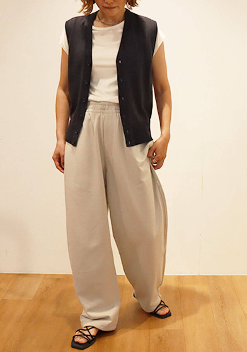 ユニクロの新作…ひょっとして名品では？スウェットなのにダル着にみえない！優秀パンツ