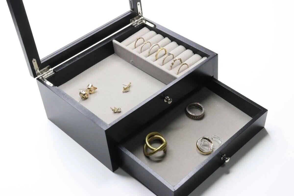 100均で見かけて飛びついた！ニトリなら倍くらいはしそう…！マニア溺愛収納グッズ