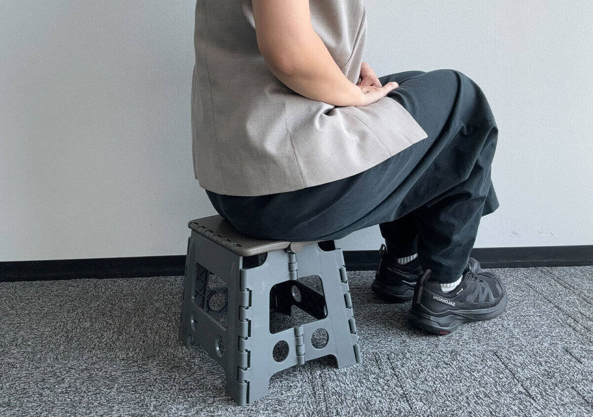 買ったら家事が楽になった！「軽い・安い・コンパクト」3拍子揃った100均の折りたたみイス