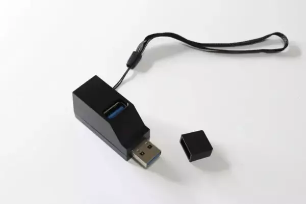 100均って本当に凄いわ…！「300円はヤバすぎる！」他店も大号泣レベルの電気小物3選