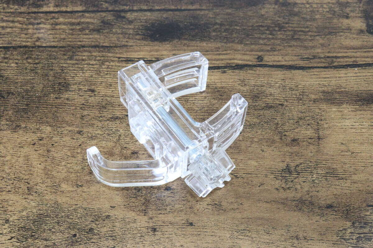 セリアがついにやってくれた～！「丸みのある部分に使いやすい」ありそうでなかった挟めるフック