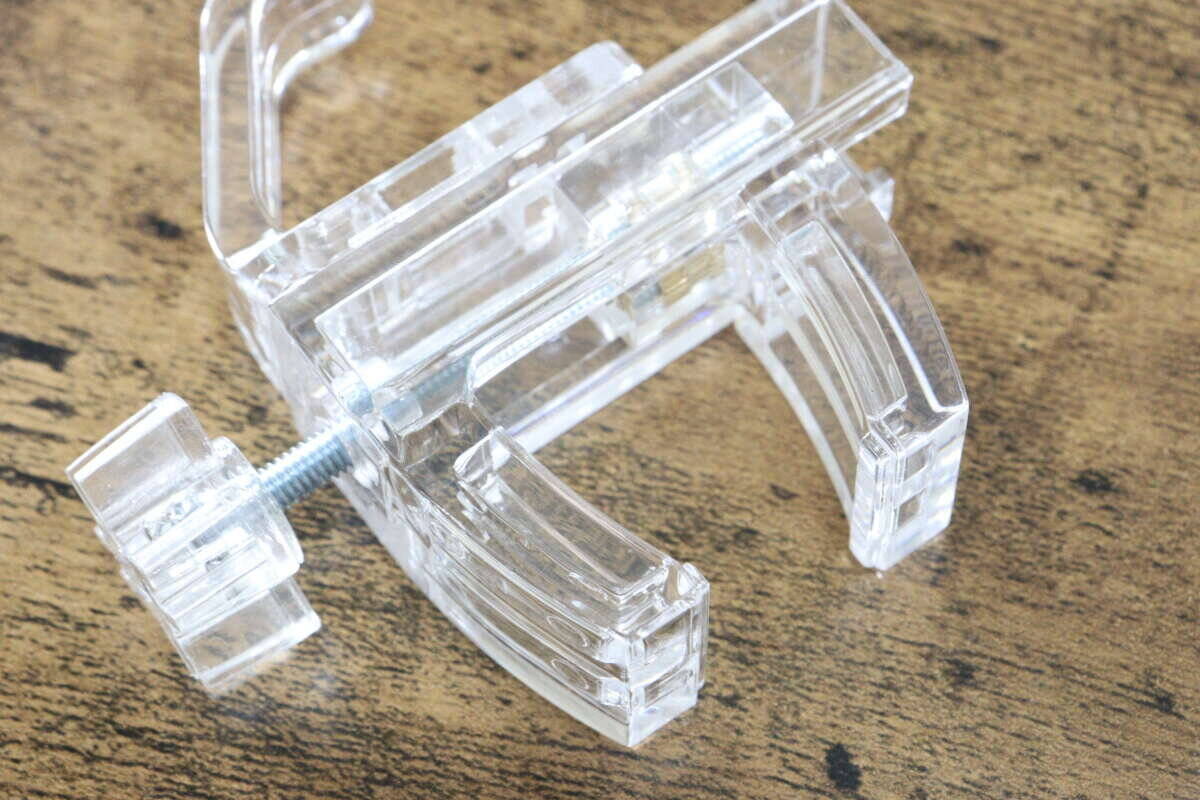 セリアがついにやってくれた～！「丸みのある部分に使いやすい」ありそうでなかった挟めるフック