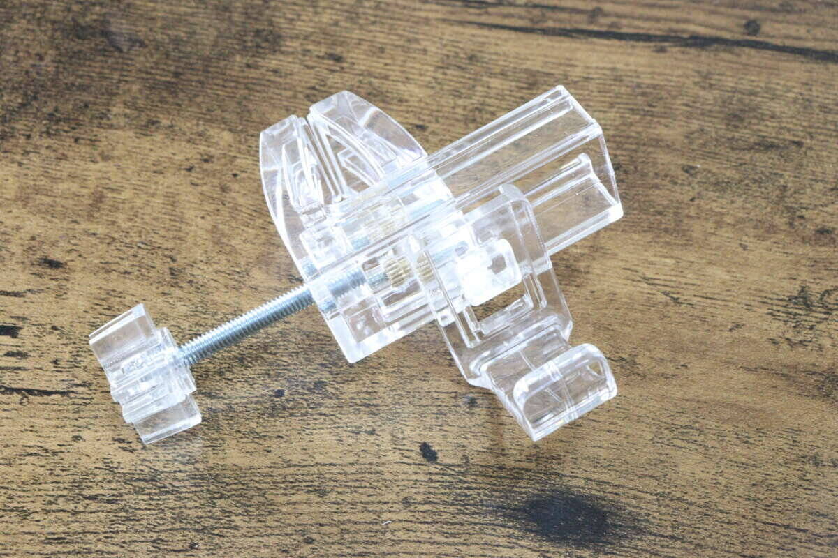 セリアがついにやってくれた～！「丸みのある部分に使いやすい」ありそうでなかった挟めるフック