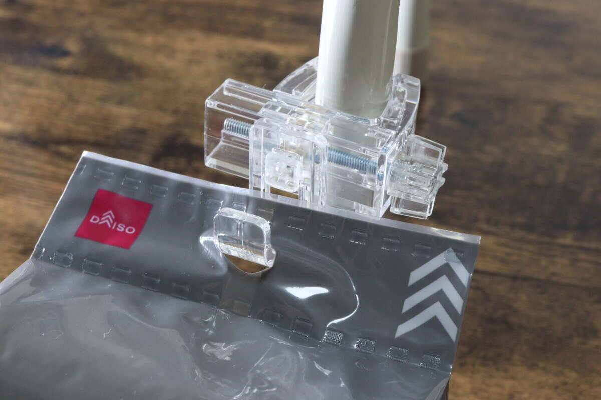 セリアがついにやってくれた～！「丸みのある部分に使いやすい」ありそうでなかった挟めるフック