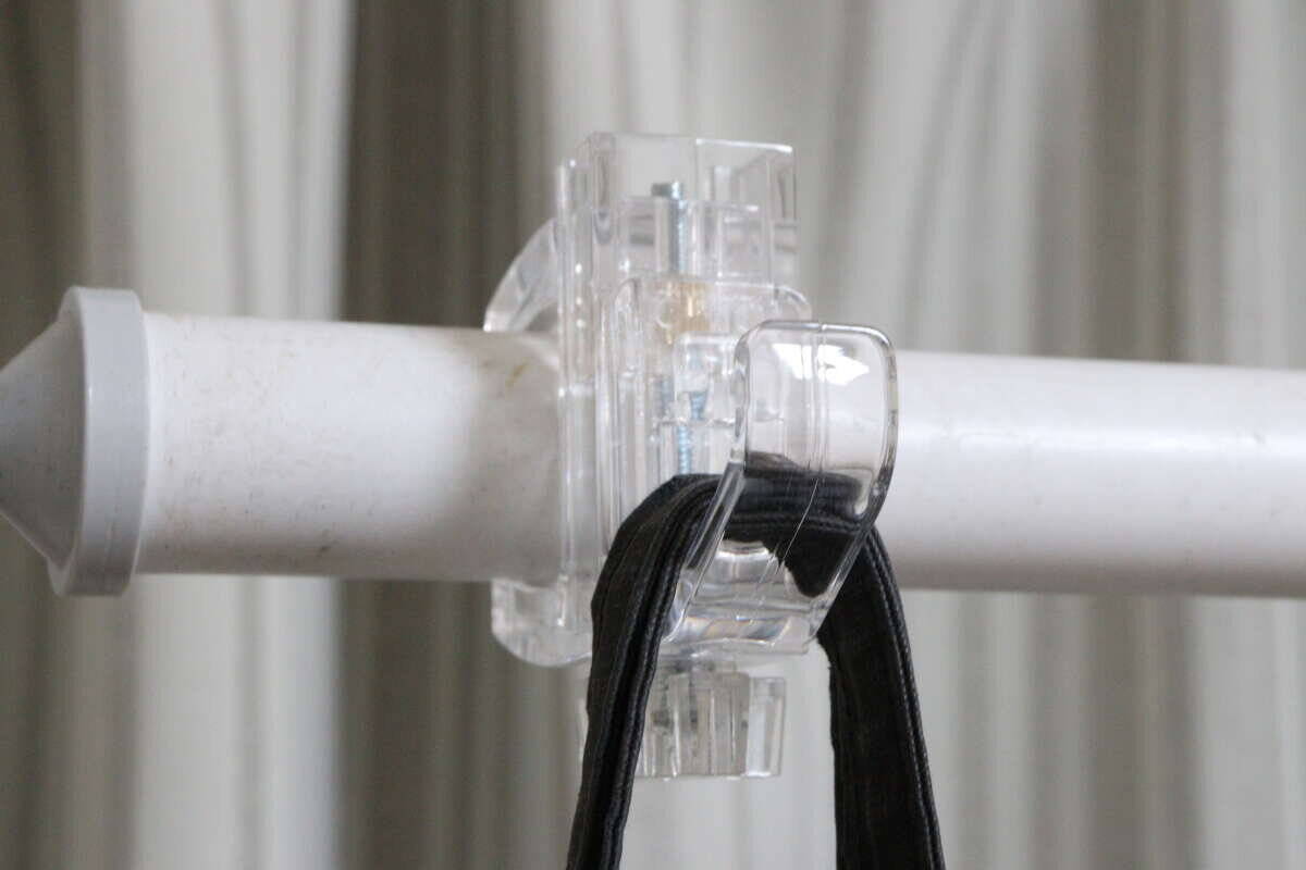 セリアがついにやってくれた～！「丸みのある部分に使いやすい」ありそうでなかった挟めるフック