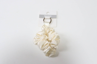 100均に良いの売ってるよ！手首につけっぱなし…から卒業♡普通のとは一味違うシュシュ