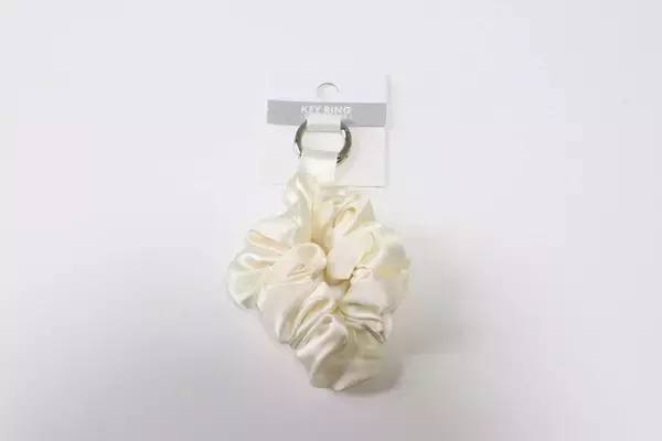 100均に良いの売ってるよ！手首につけっぱなし…から卒業♡普通のとは一味違うシュシュ