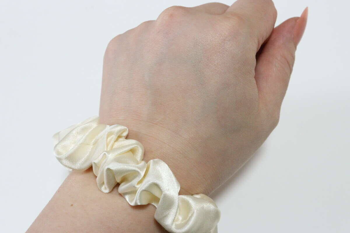 100均に良いの売ってるよ！手首につけっぱなし…から卒業♡普通のとは一味違うシュシュ