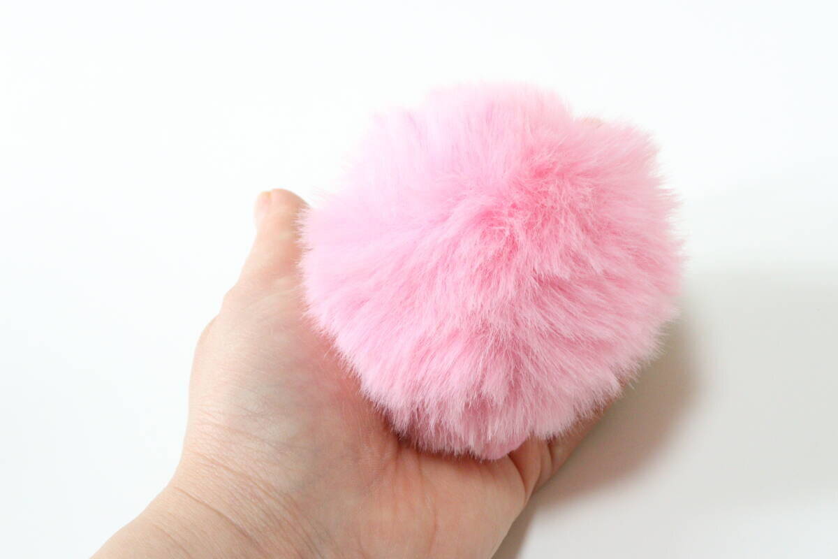 まさか100均にあるなんて！「今話題のもふもふアイテム♡」トレンドど真ん中なキーホルダー