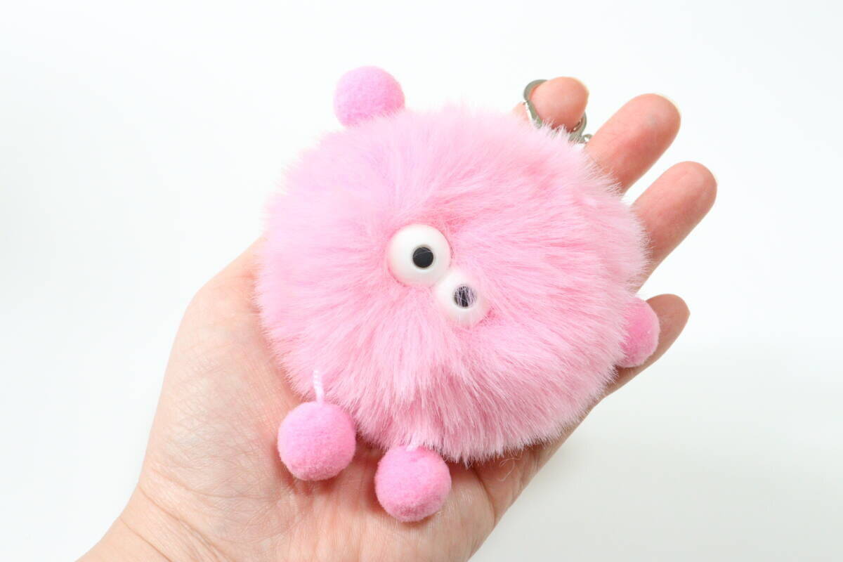 まさか100均にあるなんて！「今話題のもふもふアイテム♡」トレンドど真ん中なキーホルダー