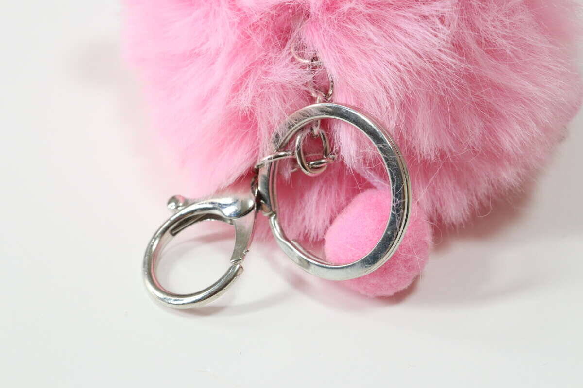 まさか100均にあるなんて！「今話題のもふもふアイテム♡」トレンドど真ん中なキーホルダー