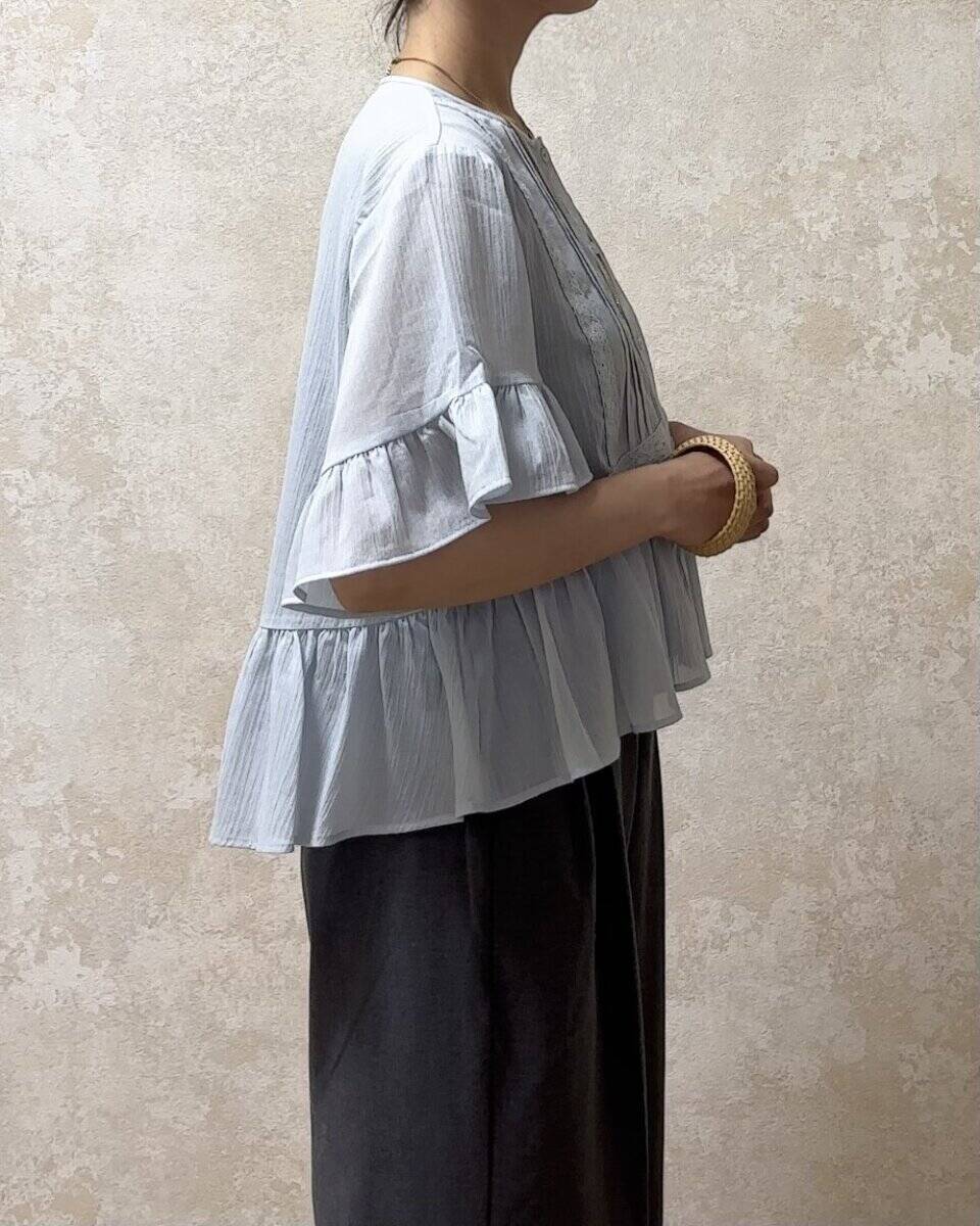 二の腕が気になって半袖を諦めてた…GUのフリルブラウスで作る大人フェミニン着こなし術