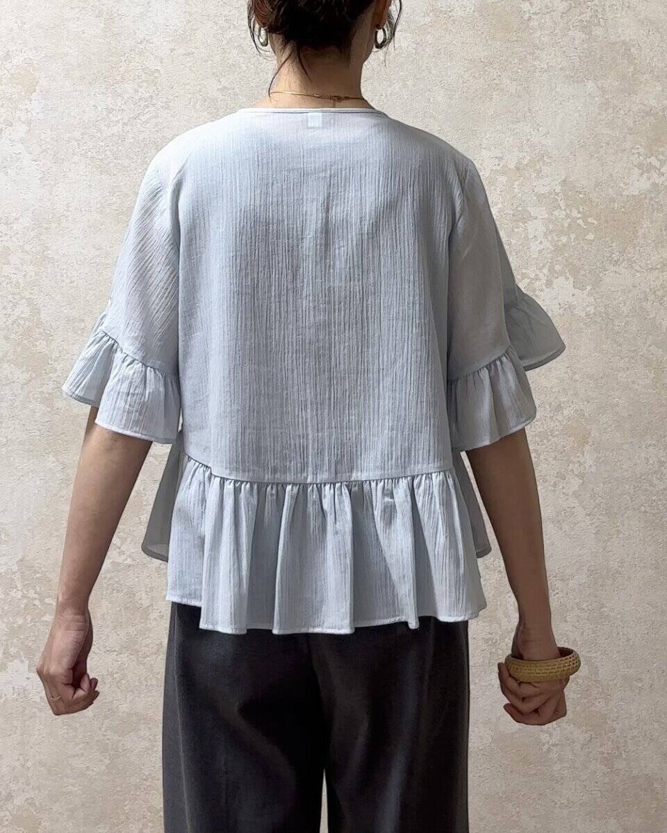 二の腕が気になって半袖を諦めてた…GUのフリルブラウスで作る大人フェミニン着こなし術