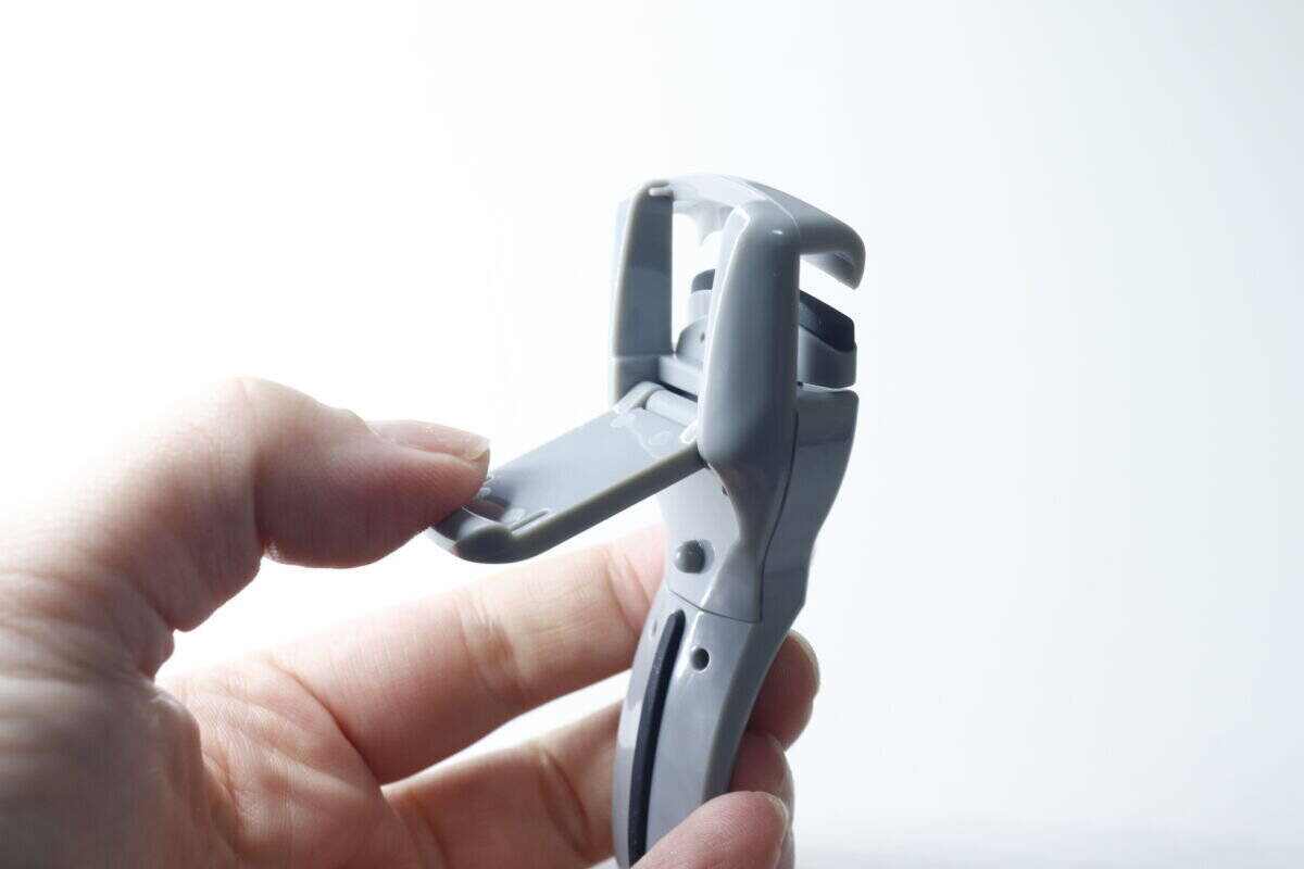 携帯用って持ちにくいと思ってた…持ち手付きの100均優秀メイクグッズ