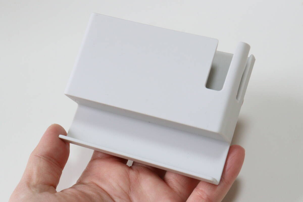 100均で専用ホルダー売ってるよ！凹凸のある扉でも使える！痒い所に手が届く便利グッズ