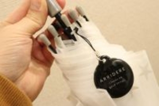 100均からついに出たー！傘を持っていても両手が使える！使いやすい便利グッズ3選