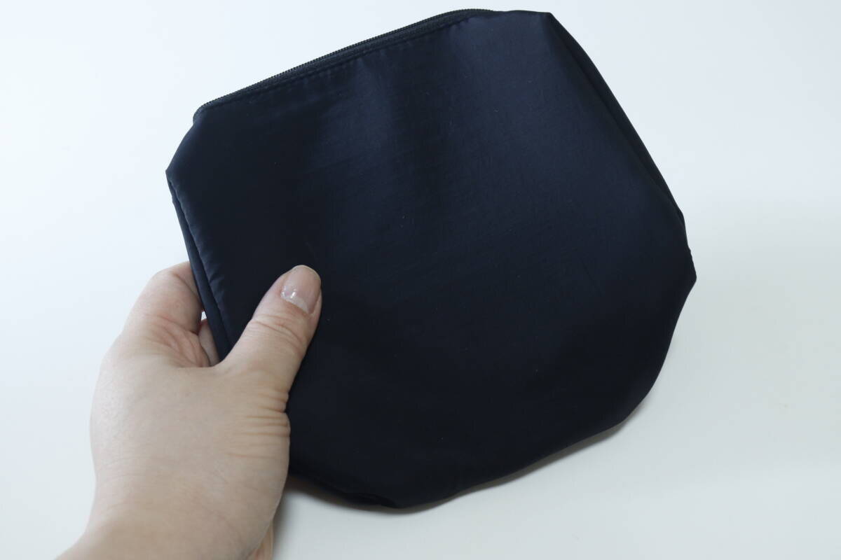 100均で大当たりなポーチを発見！「見た目以上に収納力が高い！」「ガバッと開くのが良い！」