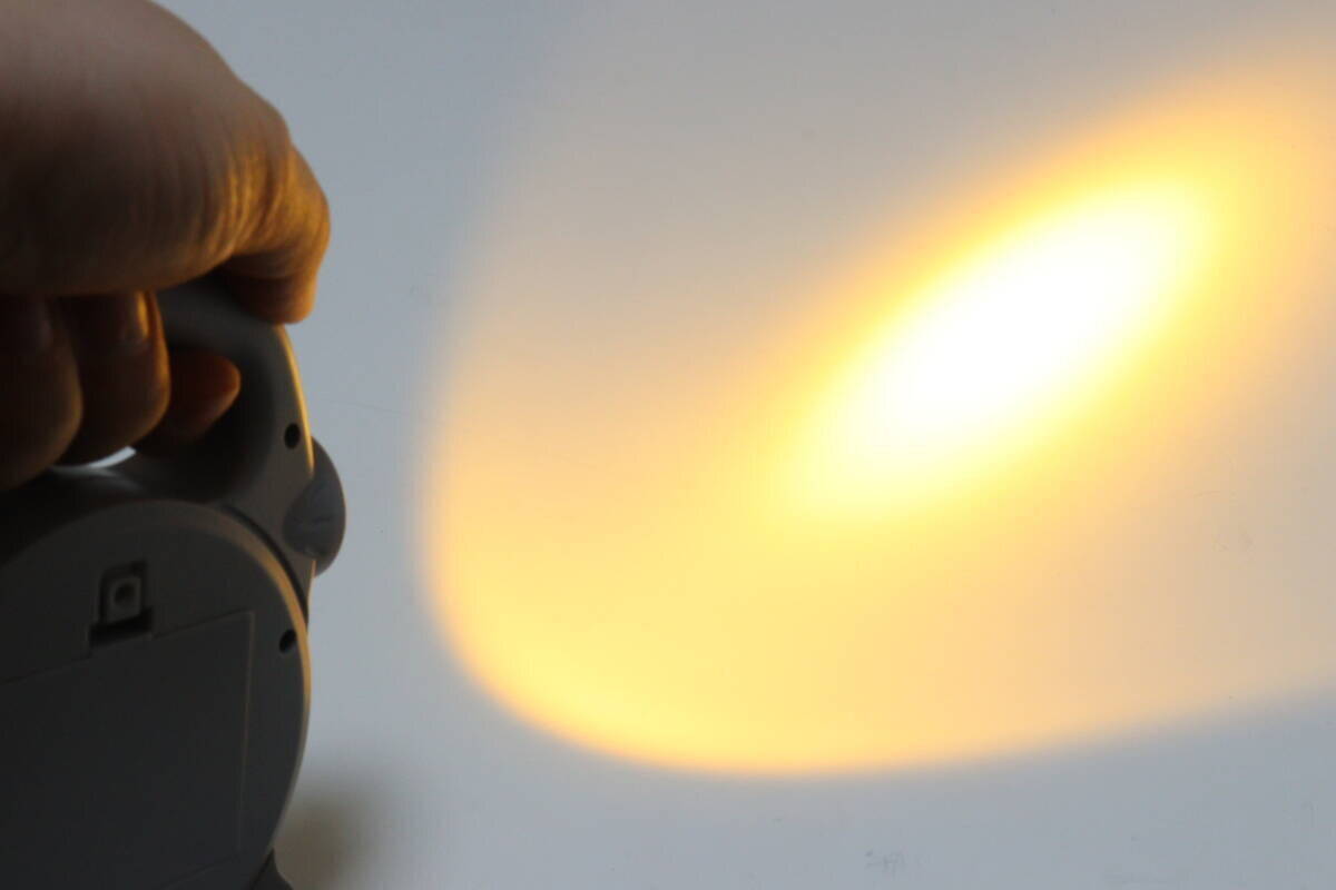 「安いのに結構やるじゃん」「コスパ抜群！」機能的な100均の200円ライト