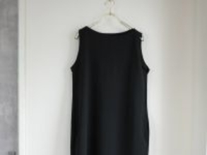 「それどこの？」が殺到！ユニクロ「黒ワンピ」3990円が優秀すぎ！大人の細見え4スタイル