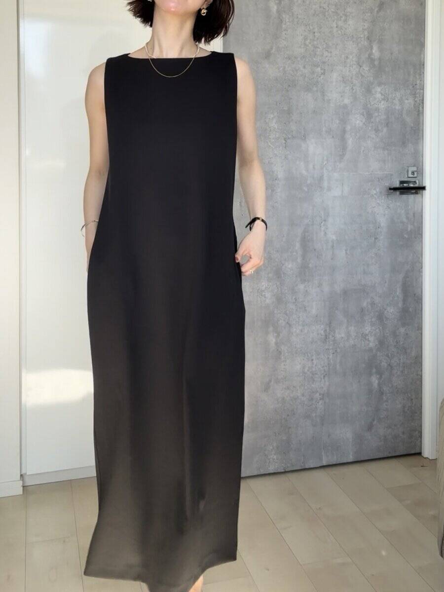 「それどこの？」が殺到！ユニクロ「黒ワンピ」3990円が優秀すぎ！大人の細見え4スタイル