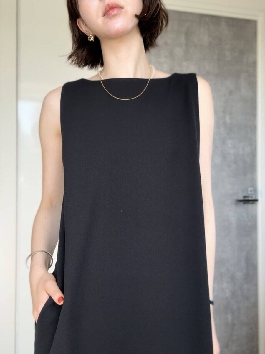 「それどこの？」が殺到！ユニクロ「黒ワンピ」3990円が優秀すぎ！大人の細見え4スタイル