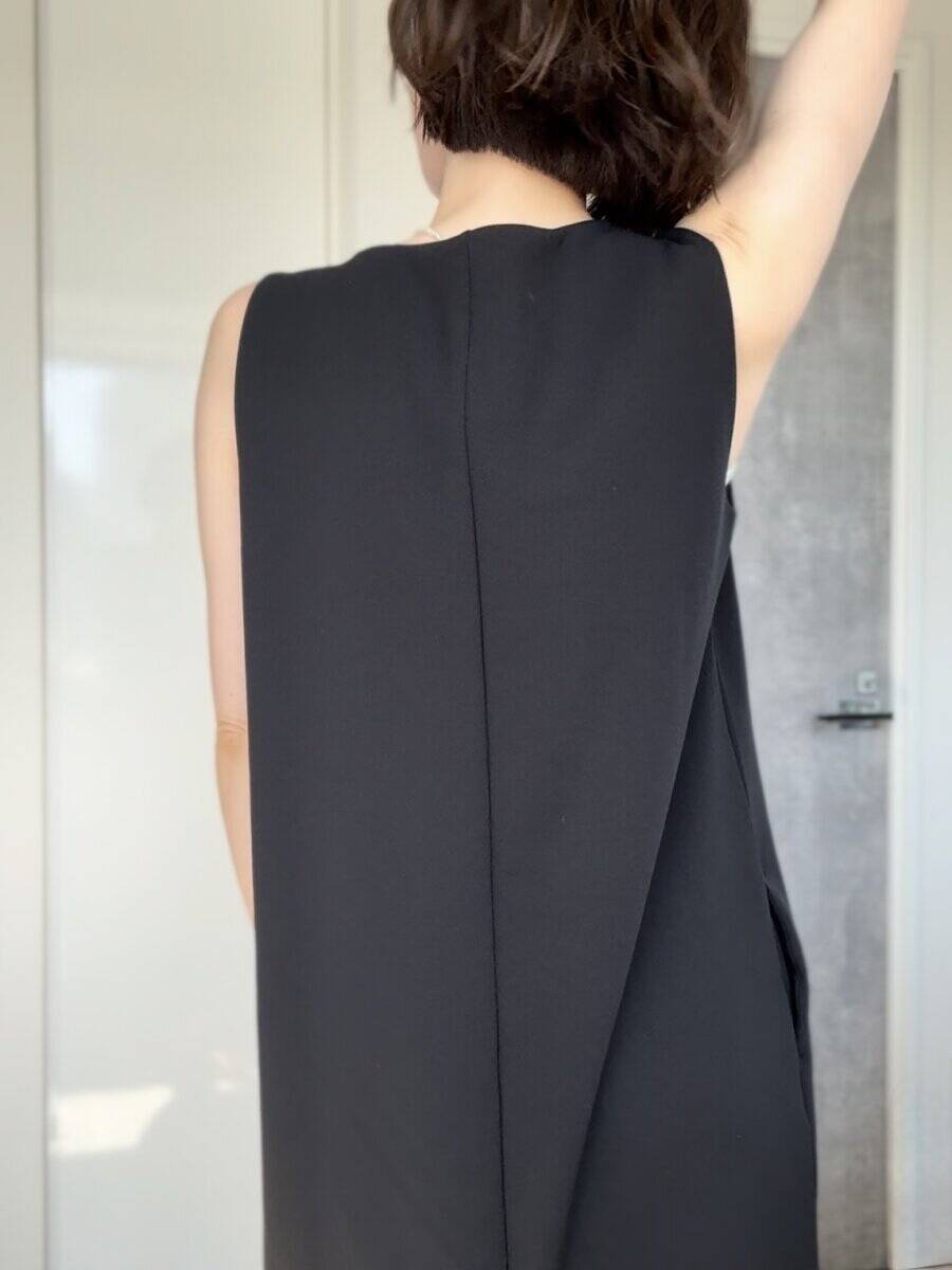 「それどこの？」が殺到！ユニクロ「黒ワンピ」3990円が優秀すぎ！大人の細見え4スタイル