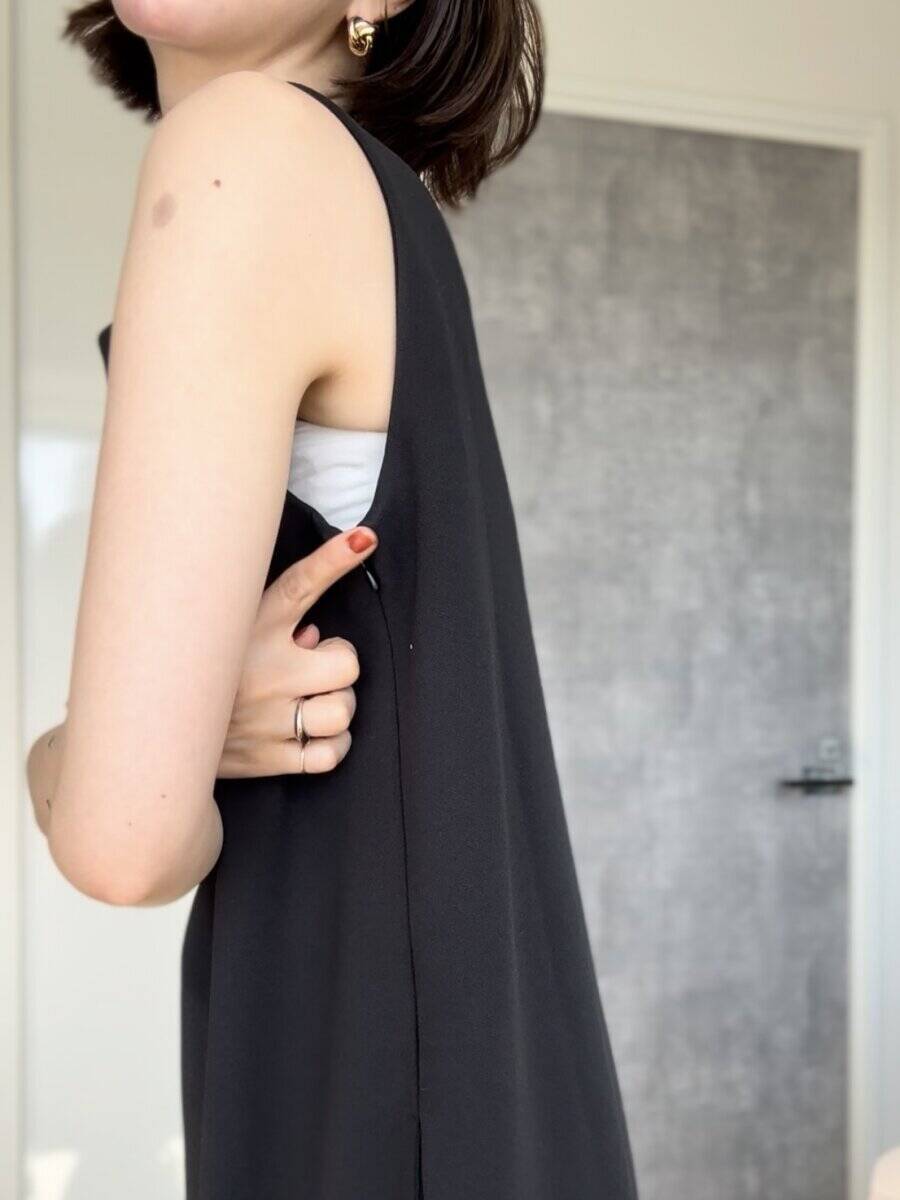 「それどこの？」が殺到！ユニクロ「黒ワンピ」3990円が優秀すぎ！大人の細見え4スタイル
