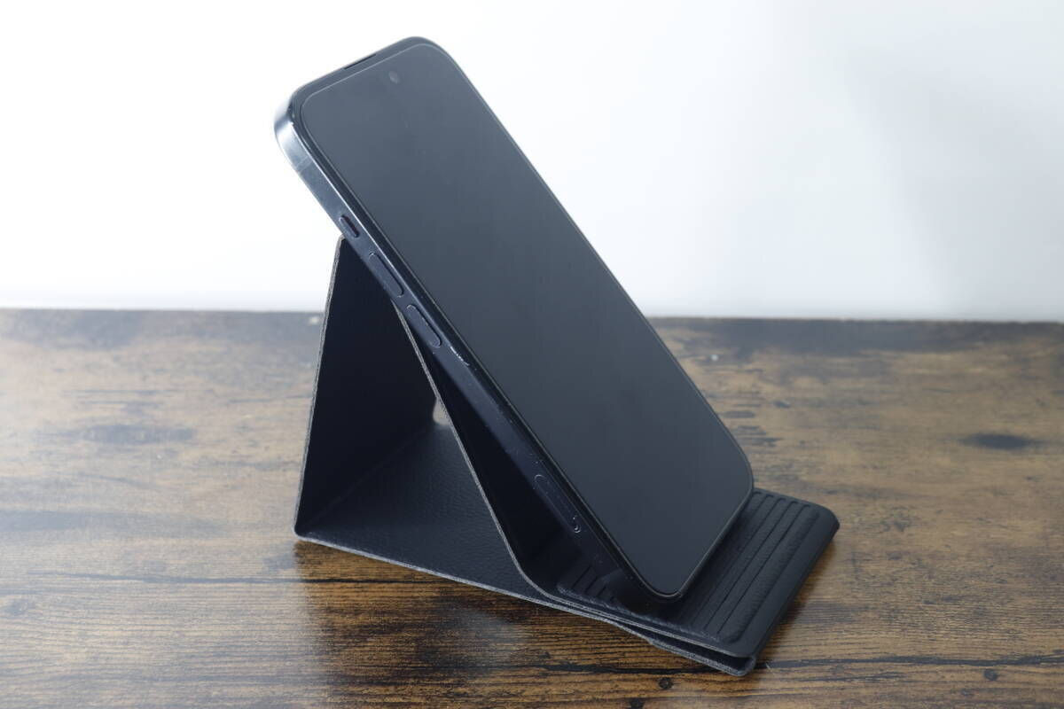 胸ポケットにも余裕で入る♡お出かけに特化した100均スマホグッズ