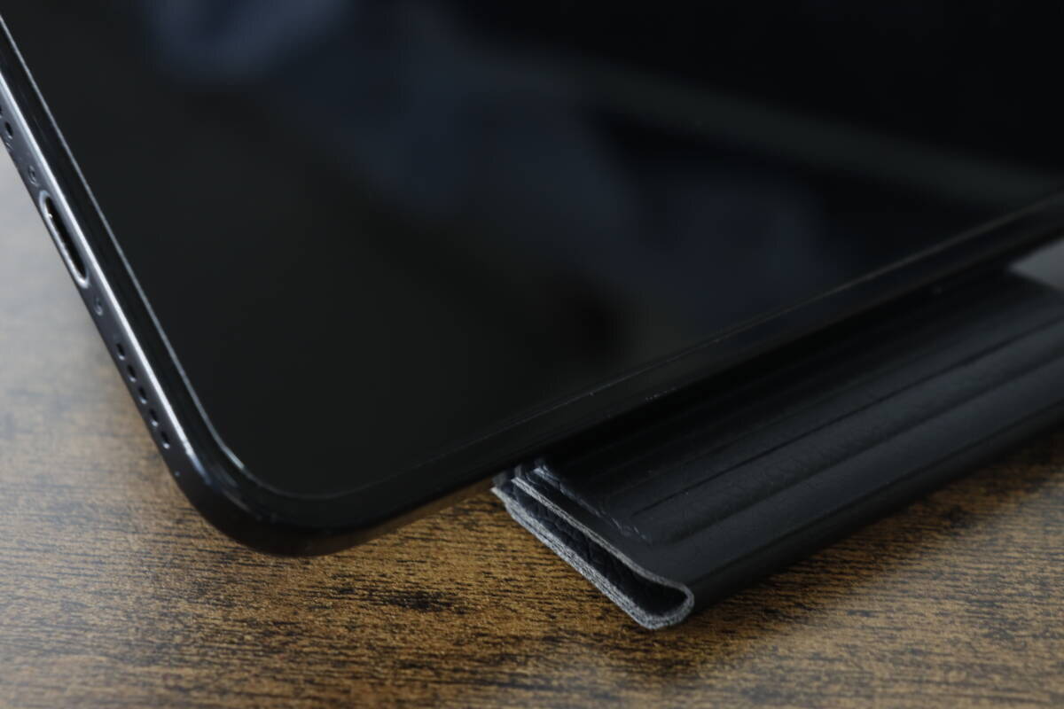 胸ポケットにも余裕で入る♡お出かけに特化した100均スマホグッズ