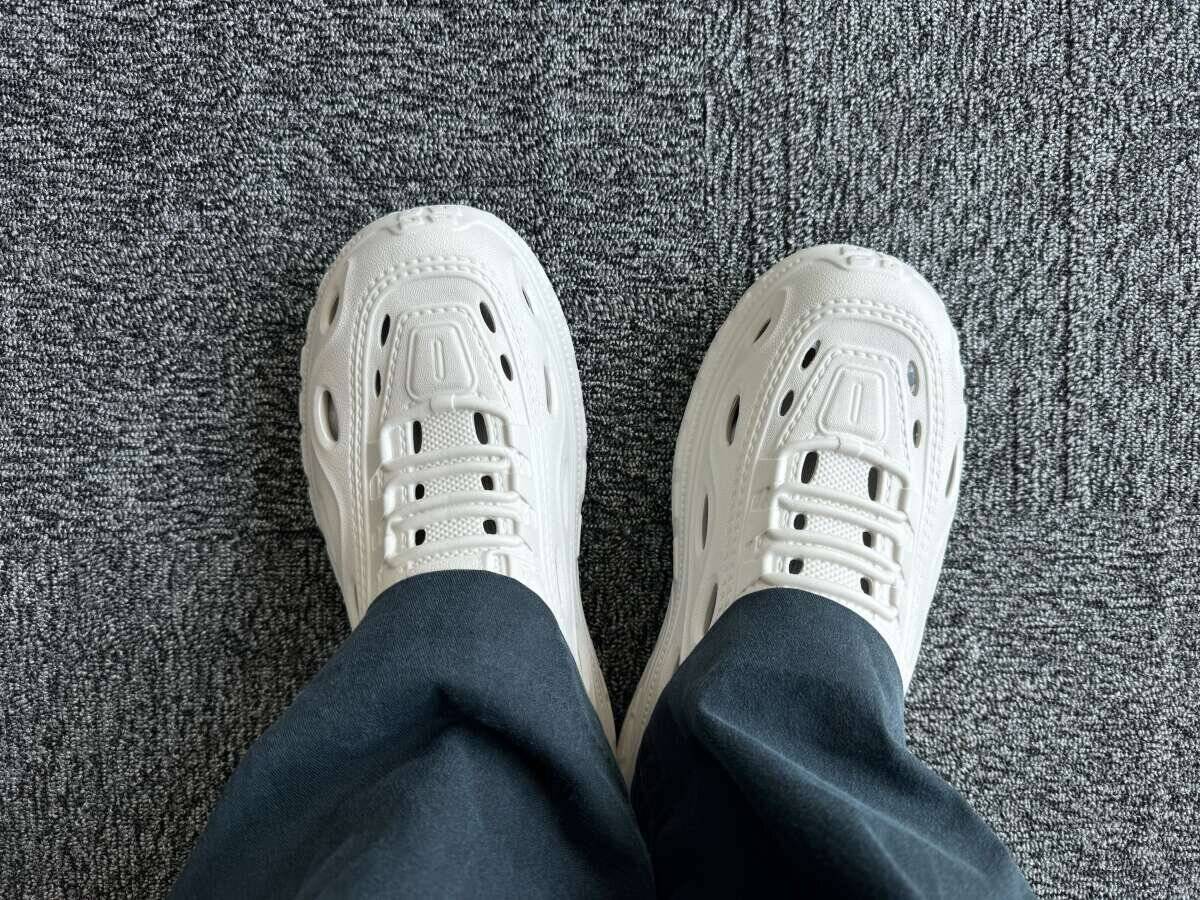 えっスニーカーじゃないの！？100均で夏の足元が楽になる！新感覚のシューズが出た～！