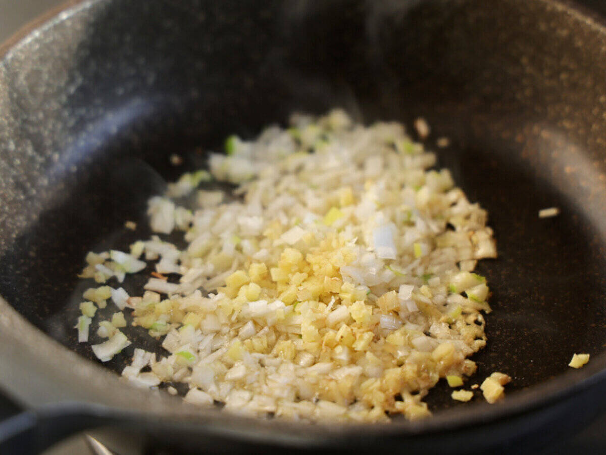 「だまされたと思ってこれ入れてみて！」「サクサクが美味しい」韓国屋台風ヤンニョムそぼろ丼