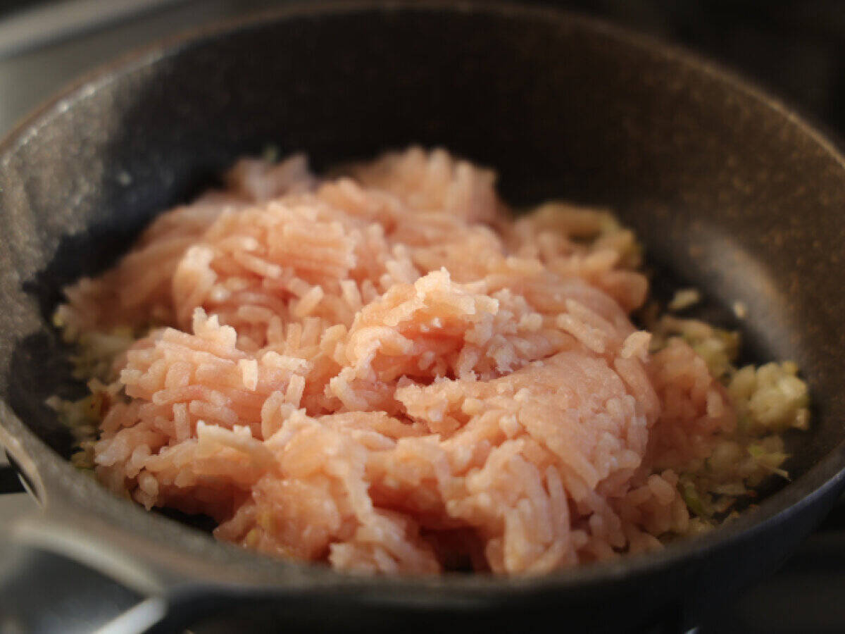 「だまされたと思ってこれ入れてみて！」「サクサクが美味しい」韓国屋台風ヤンニョムそぼろ丼