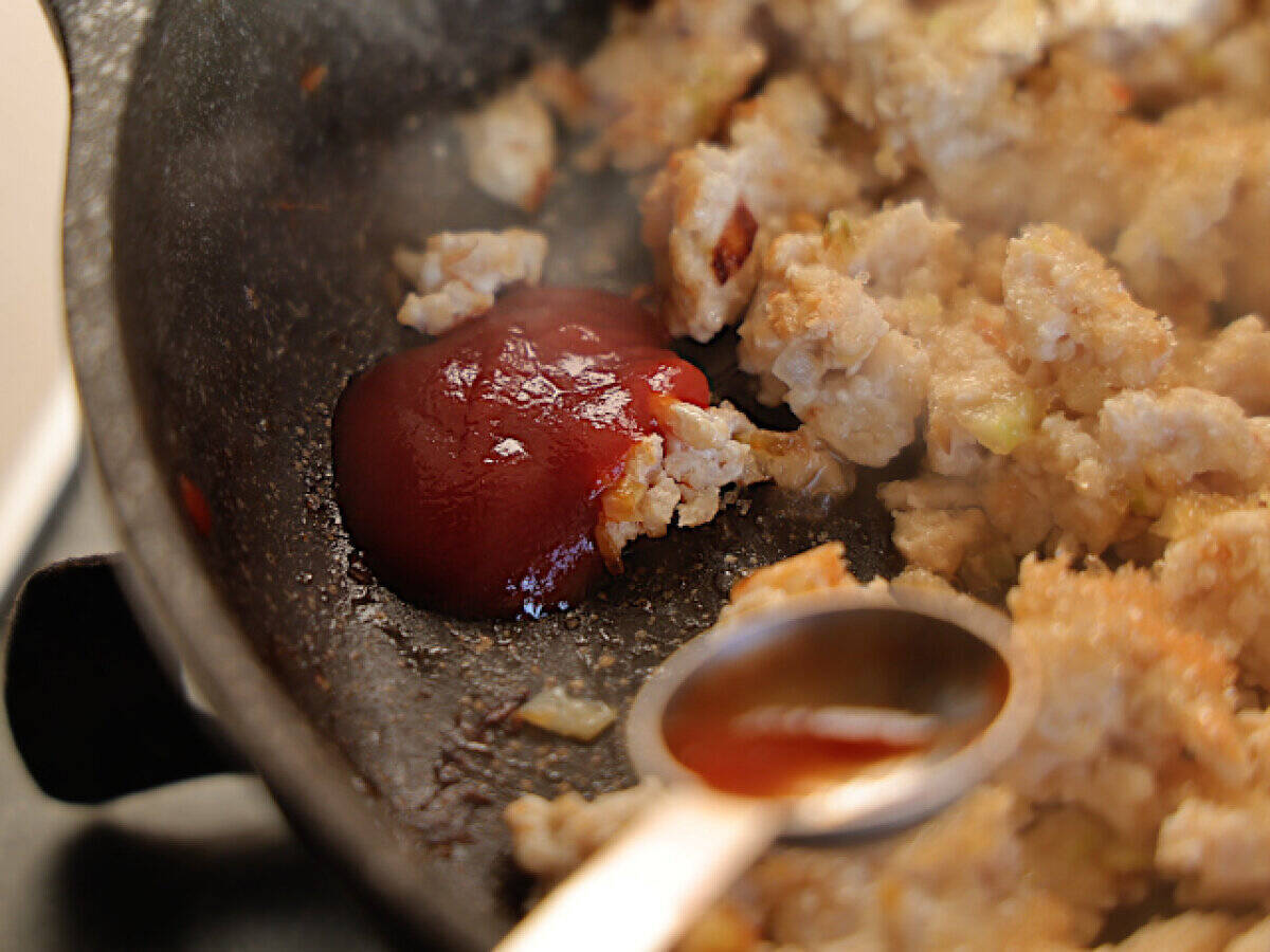 「だまされたと思ってこれ入れてみて！」「サクサクが美味しい」韓国屋台風ヤンニョムそぼろ丼