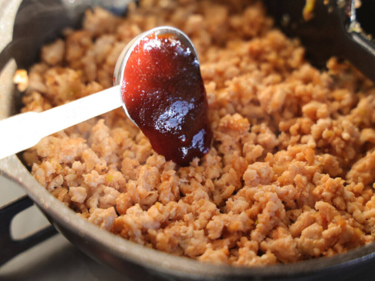 「だまされたと思ってこれ入れてみて！」「サクサクが美味しい」韓国屋台風ヤンニョムそぼろ丼