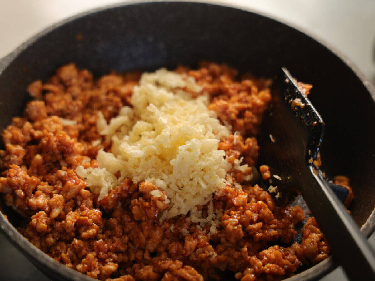 「だまされたと思ってこれ入れてみて！」「サクサクが美味しい」韓国屋台風ヤンニョムそぼろ丼