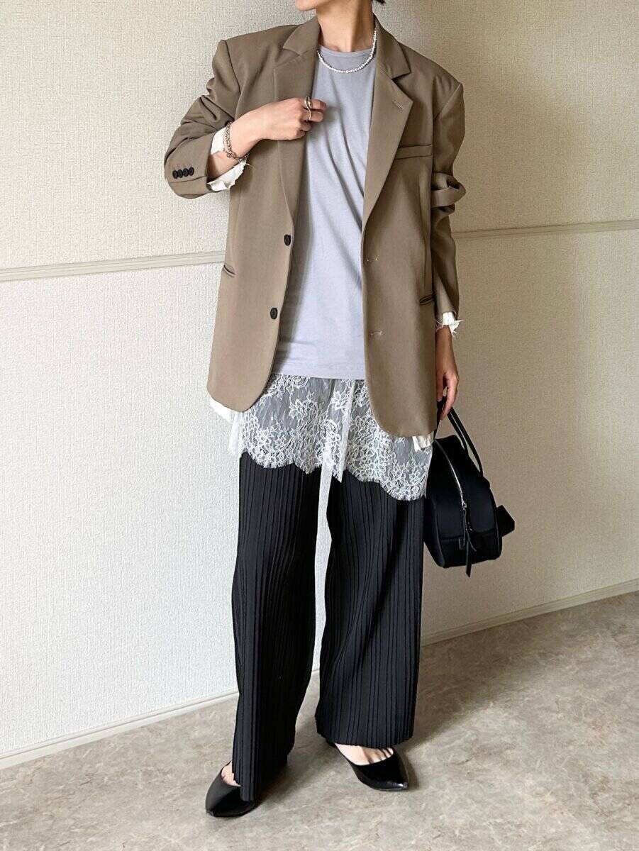 二の腕が気になって半袖を諦めてた…！ユニクロくすみカラーTで叶える大人の着こなし術