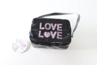 セリアが大人を狙い撃ちにしてる…！平成世代ならピンとくる！懐かしのブランド風ポーチ