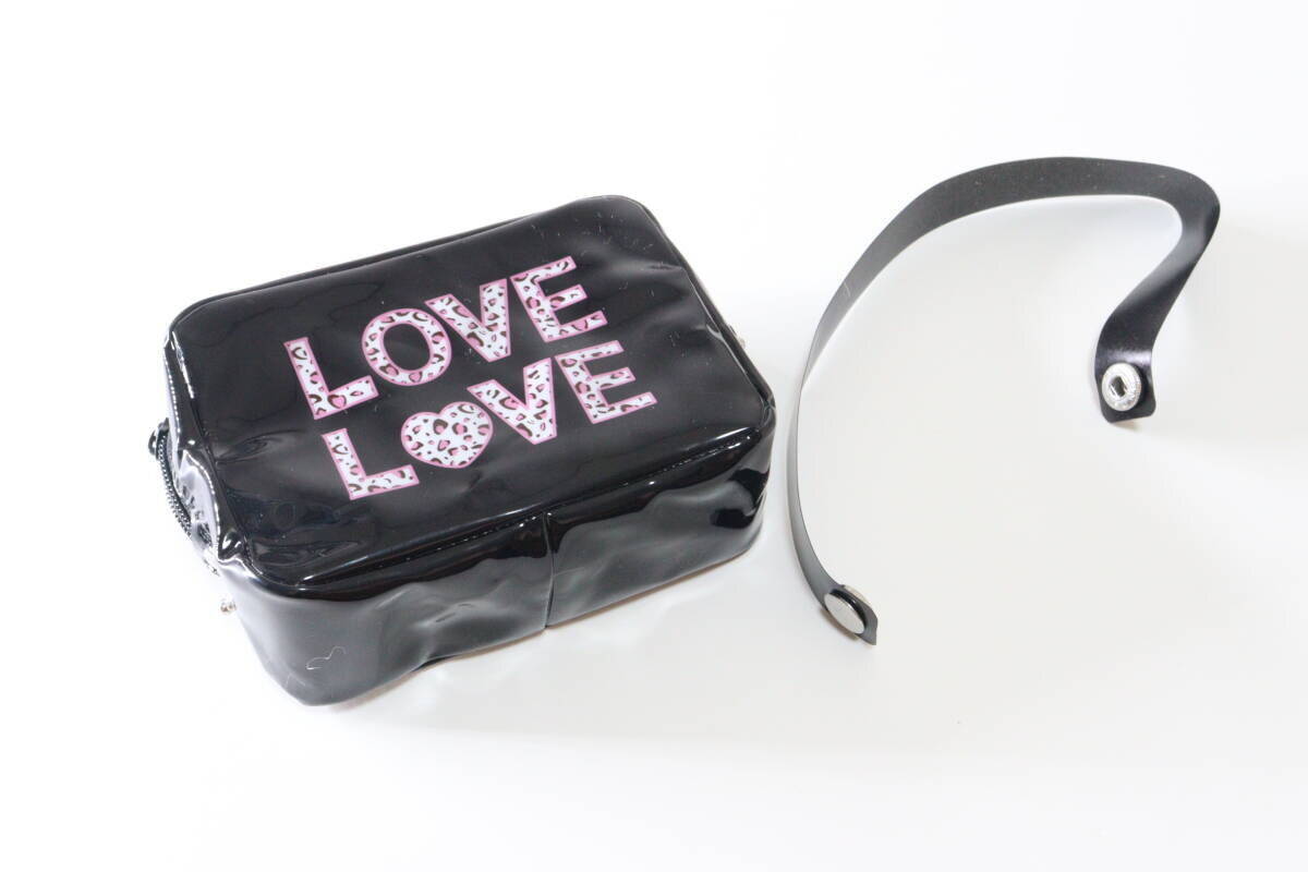 セリアが大人を狙い撃ちにしてる…！平成世代ならピンとくる！懐かしのブランド風ポーチ