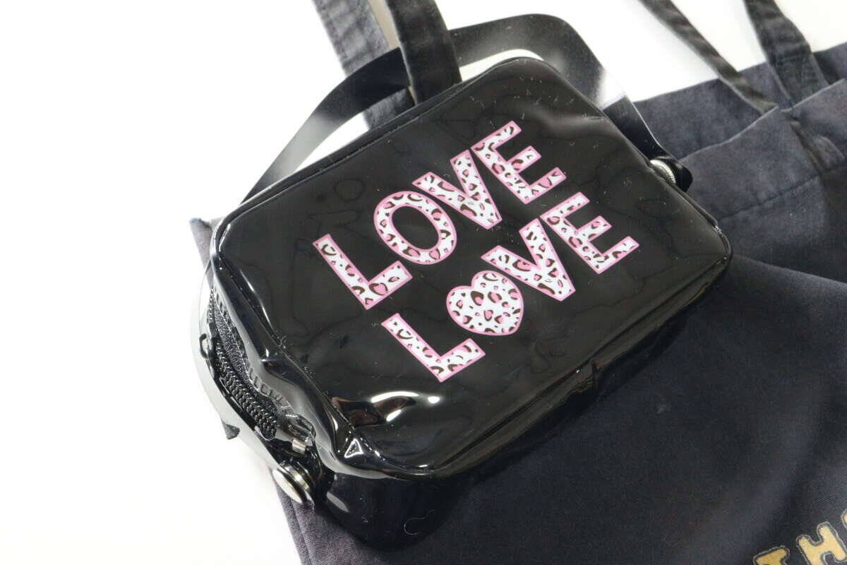 セリアが大人を狙い撃ちにしてる…！平成世代ならピンとくる！懐かしのブランド風ポーチ