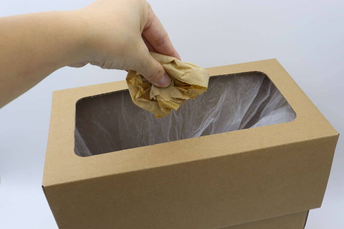 そんなのあり？！もはやお手入れ不要！汚れたら捨てられる100均ゴミ箱