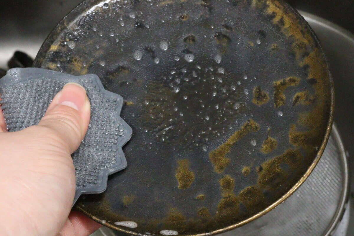 これがダイソーで100円！？「おしゃれな専門店みたい！」表と裏で使い分けられるブラシ