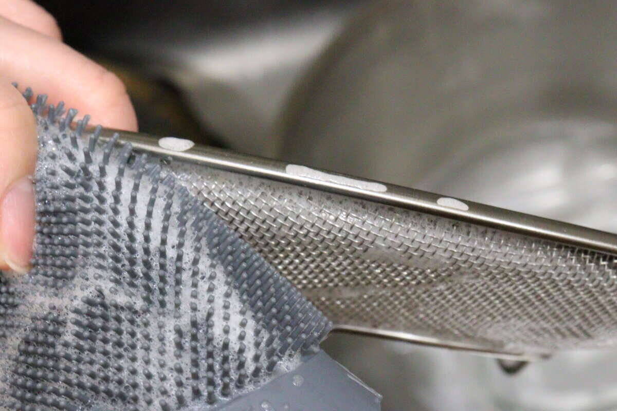 これがダイソーで100円！？「おしゃれな専門店みたい！」表と裏で使い分けられるブラシ