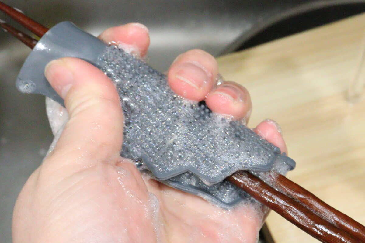 これがダイソーで100円！？「おしゃれな専門店みたい！」表と裏で使い分けられるブラシ