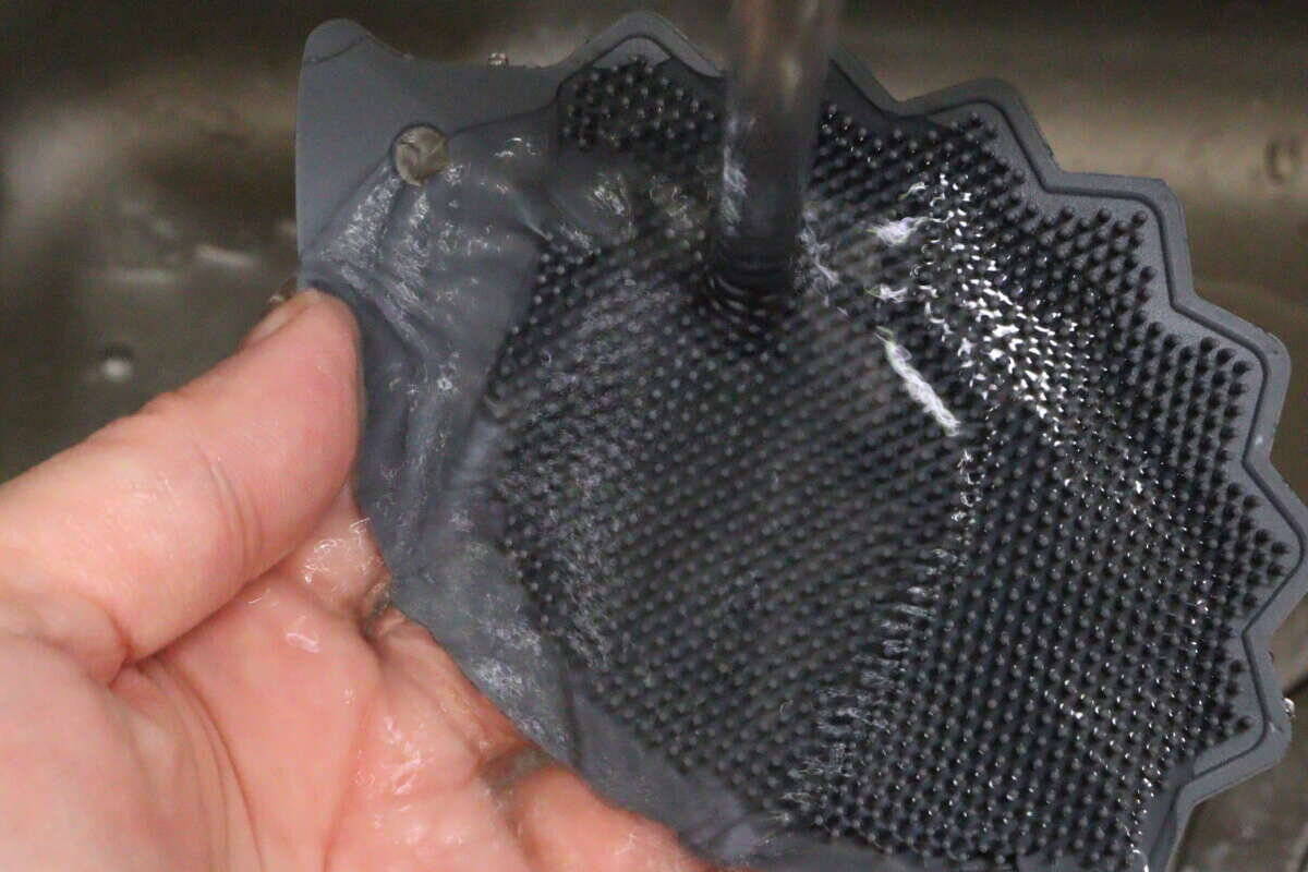 これがダイソーで100円！？「おしゃれな専門店みたい！」表と裏で使い分けられるブラシ