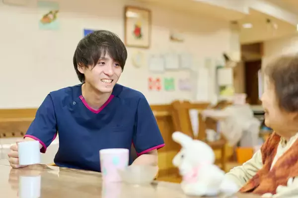 「警察官を辞めて選んだ福祉の道「自然体でいられる介護の現場は、僕にとって理想の居場所」」の画像